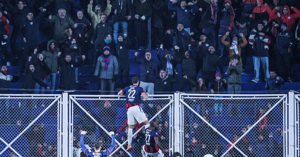 Gastón Campi y el festejo con la gente tras su gol vs Liverpool